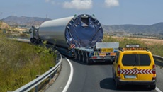 Camión de transporte especial de gran tamaño con vehículo de convoy